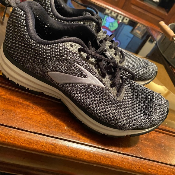 Woman’s size 8 black Brooks.Transmit - Picture 3 of 5